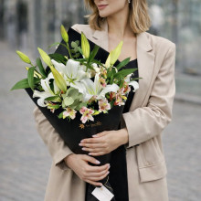 Ramo en Cono de Liliums y Alstroemerias