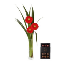 Arreglo con Tres Gerberas en Florero mas 15 Bombones